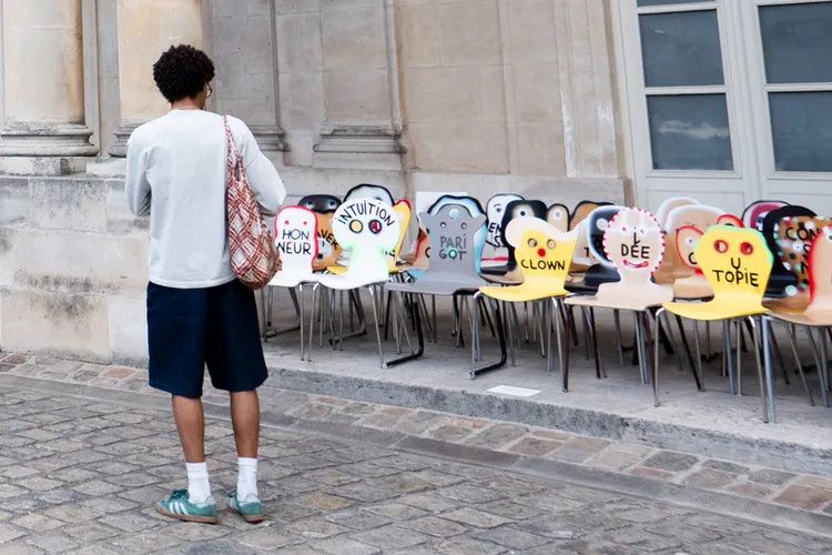 以國民議會577個席次為靈感的設計作品「577張椅子」，將舊椅子重新裁鋸、挖洞、噴漆，設計出577張風格獨具的人臉椅，並標上各自對應的關鍵字。例如一張金黃色人臉椅（位於圖前排右3），額前有著半屏山大波浪髮型，上頭寫著「小丑」（clown），似乎呈現法國設計師對美國總統川普的諷刺。 中央社