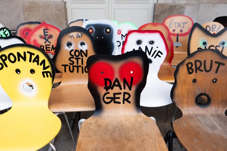 在巴黎設計展所展出的作品「577張椅子」，象徵國民議會577個席次。設計師將椅子改造成具情緒化的人臉，並寫上提問民主的強烈詞彙，如自發性的（spontané）、危險（danger）、素人（brut）、極端的（extrême）、憲法（constitution）、抗議（manif）、國家（état）、服從（obi）等。 中央社