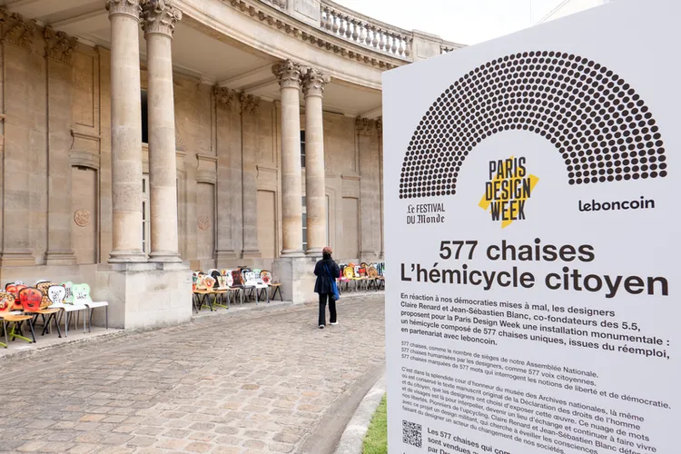 以法國國民議會577個席次為靈感的「577張椅子」，成為本屆巴黎設計週最具政治性的作品。每張椅子不僅被改造成人臉造型、寫上關鍵字，還以國民議會半圓形會議廳的形式展出，並將在藝術拍賣平台競標販售。 中央社