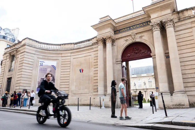 適逢巴黎設計週，「577張椅子」自9月4日至13日在法國國家檔案館前院免費展出，是該屆最具政治性的作品。 中央社