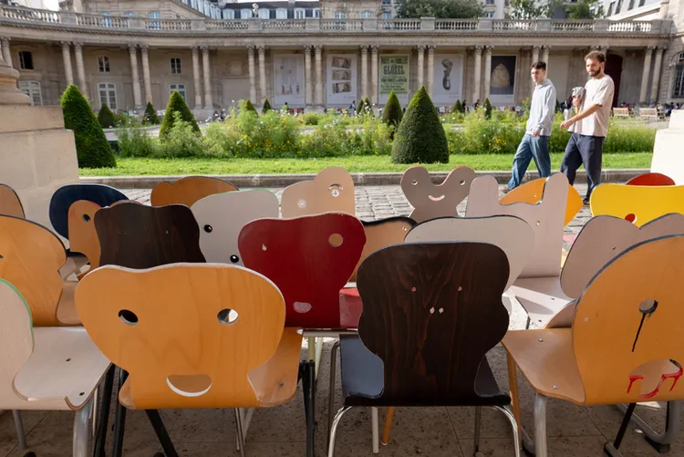 「577張椅子」在巴黎設計週展覽結束後，將於法國藝術拍賣平台Drouot售出，觀眾可自行出價，至9月21日為止。設計師期待知道哪張臉、哪個關鍵字，能獲得最高出價。 中央社