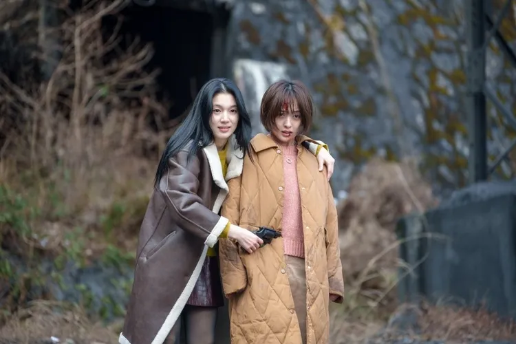 飾演模仿犯的韓東希（左）挾持金寶羅，瘋癲演技令人讚賞。翻攝SBS