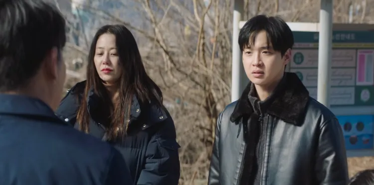 張東潤（右）劇中原本憎恨母親高賢廷，後來終於理解她的痛苦。翻攝Netflix