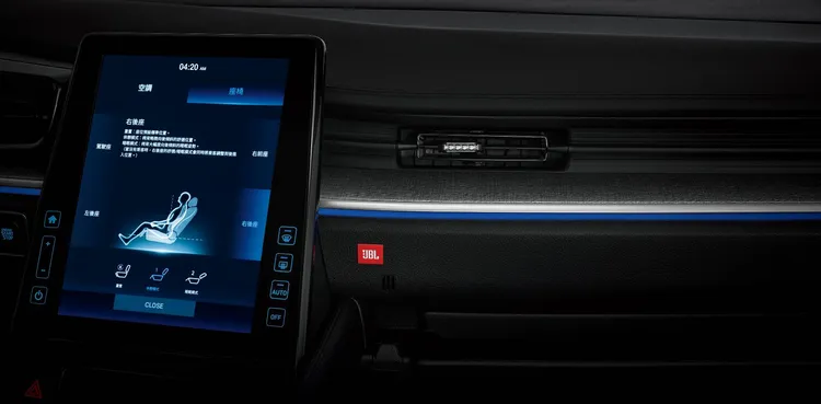 全新10.4吋整合式多媒體系統，支援衛星導航、Apple CarPlay與Android Auto，加上JBL高階音效系統，帶來劇院級聆聽體驗。業者提供