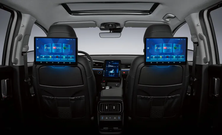 後排更可選配雙13吋影音螢幕，打造專屬的尊榮娛樂空間。業者提供