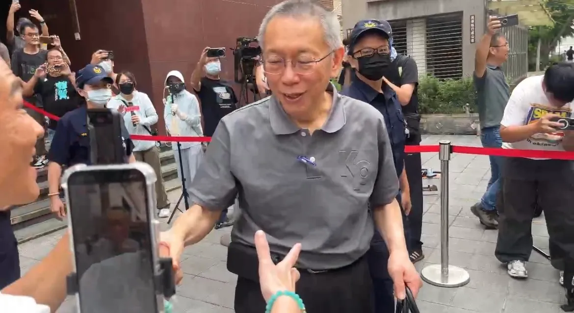 柯文哲今日开庭结束后,与法院外的小草们握手寒暄。张钦摄