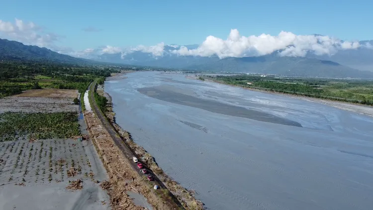花蓮溪加里洞附近的河床尋獲第18具遺體。民眾提供