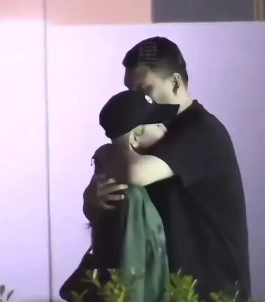 車澈在聚會結束告別時對乃萬又摟又抱，他表示是酒後失態。翻攝酷哥追星日記微博