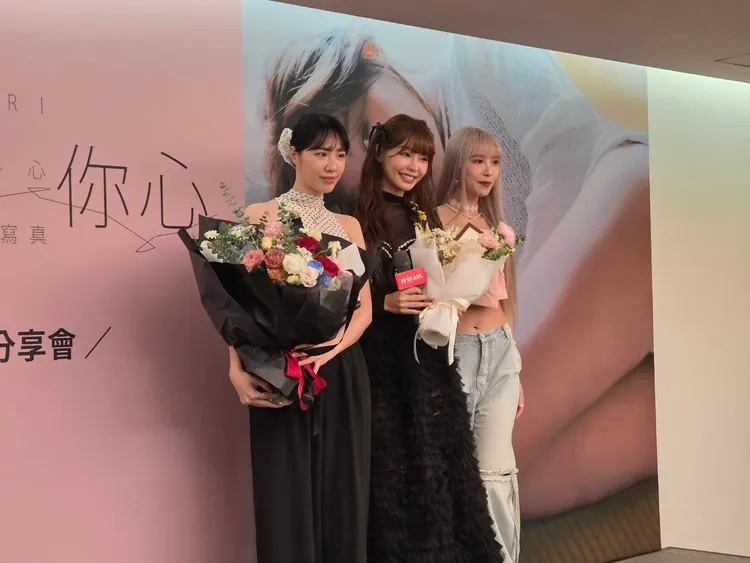 Yuri（中）推出寫真書，好友宋宋（左）和Rina站台力挺。讀者提供