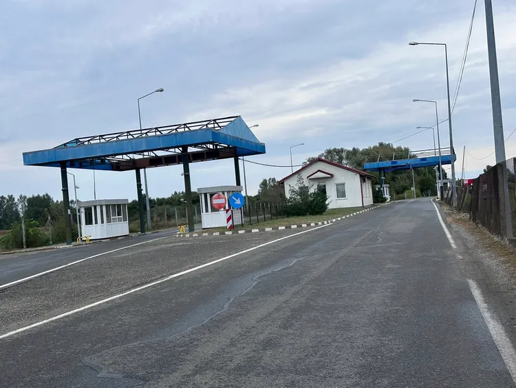 羅馬尼亞邊境檢查哨勾起其他網友不堪回憶。翻攝自下一站去哪粉絲團