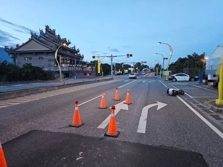 少年騎士的機車倒地事故現場。警方提供