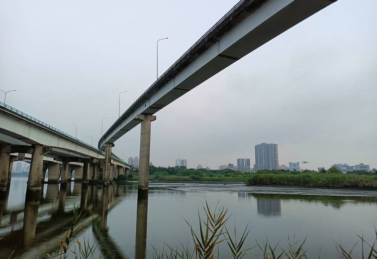 中興橋驚傳年輕男子墜河！橋面上留手機、鞋物　警消搜救中