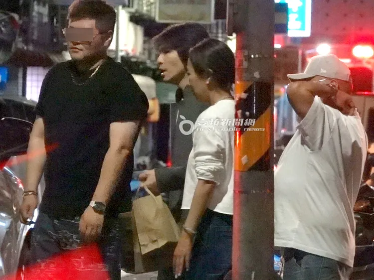 蕭敬騰手上多了幾袋外帶餐點。特勤中心攝