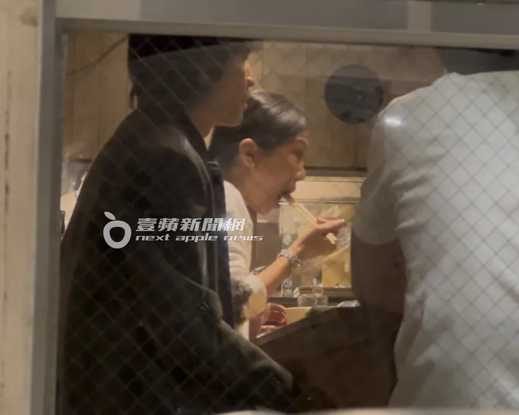 蕭敬騰坐在愛妻Summer旁邊。特勤中心攝