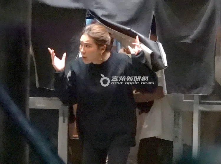 小禎走出店外左顧右盼尋找爸爸胡瓜。特勤中心攝