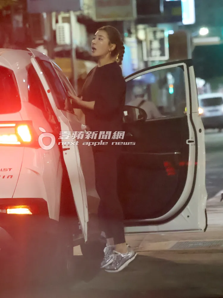 胡瓜女兒小禎跟男友人坐多元計程車離開。特勤中心攝