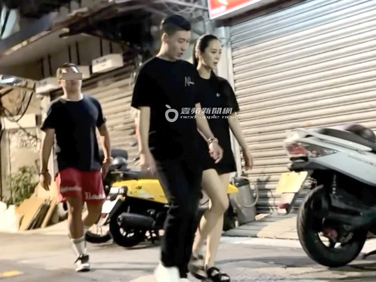 香蜜拉（右）送胡瓜上車後，和老公Alex牽手回餐廳繼續狂歡。特勤中心攝