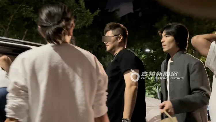 蕭敬騰（右）與Summer招呼好友先上車。特勤中心攝