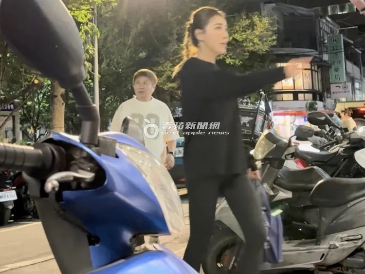 小禎（右）帶胡瓜進餐廳用餐。特勤中心攝