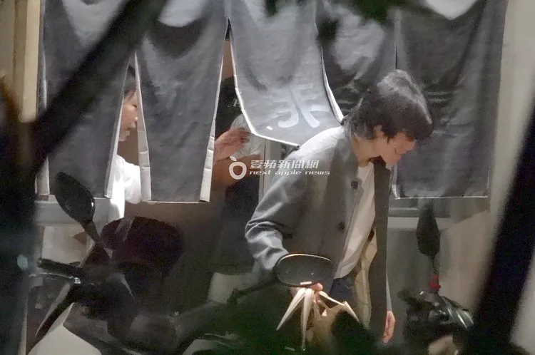 蕭敬騰提著Summer包包步出餐廳。特勤中心攝