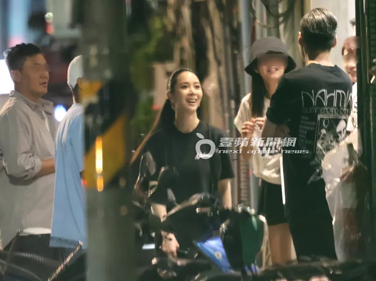 胡瓜乾女兒香蜜拉（中）和老公Alex及友人們在餐廳外交流。特勤中心攝