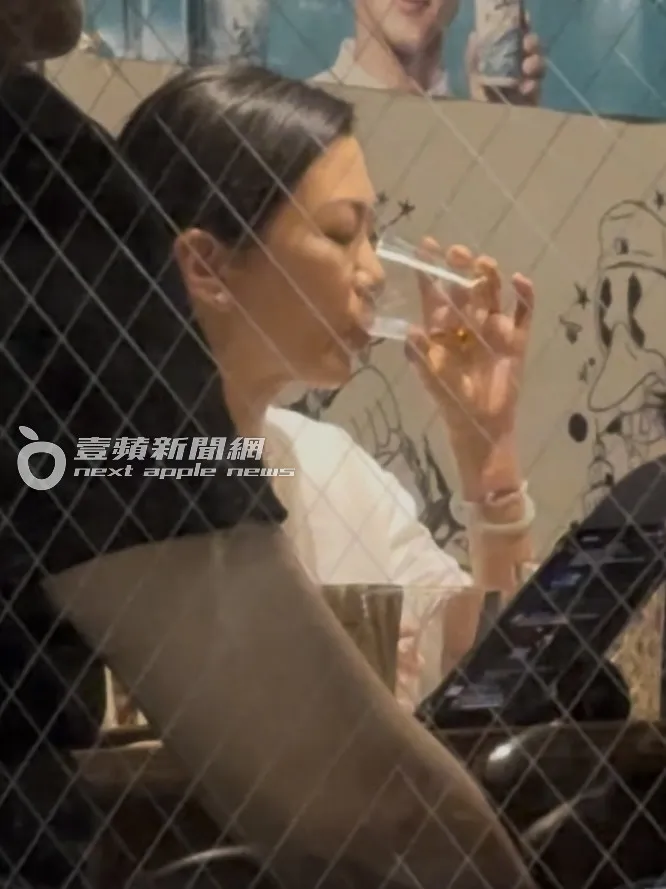 Summer在餐廳裡舉杯和大家寒暄。特勤中心攝