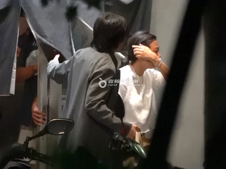 Summer（右）看起來滿臉通紅。特勤中心攝