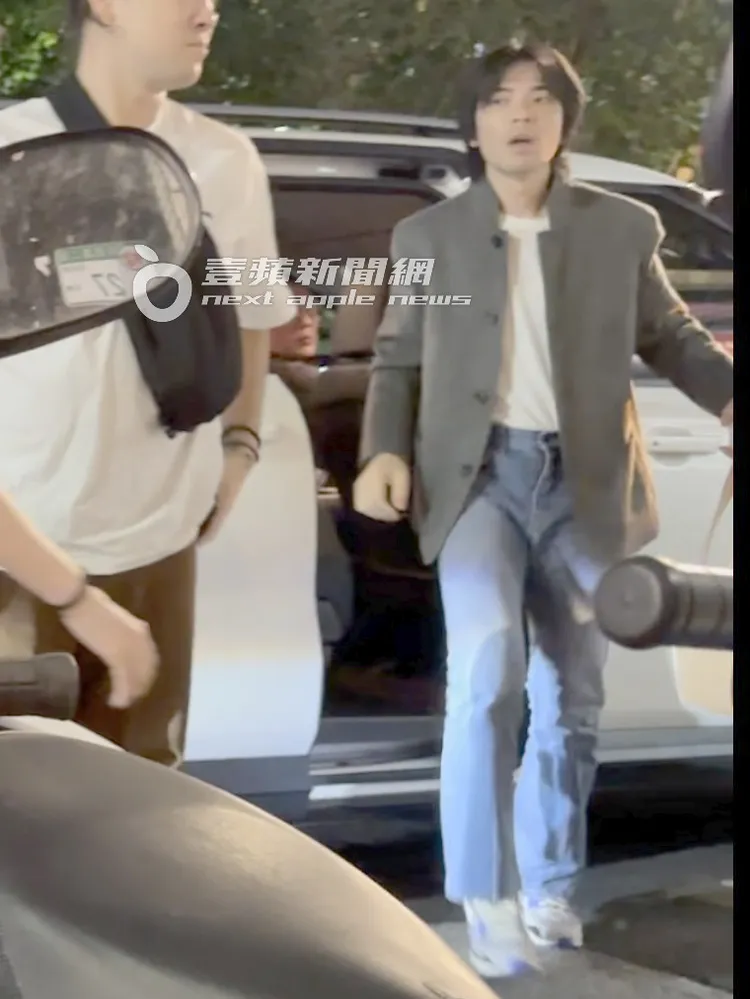 蕭敬騰穿簡單白T、搭配西裝外套、牛仔褲和運動鞋下車。特勤中心攝