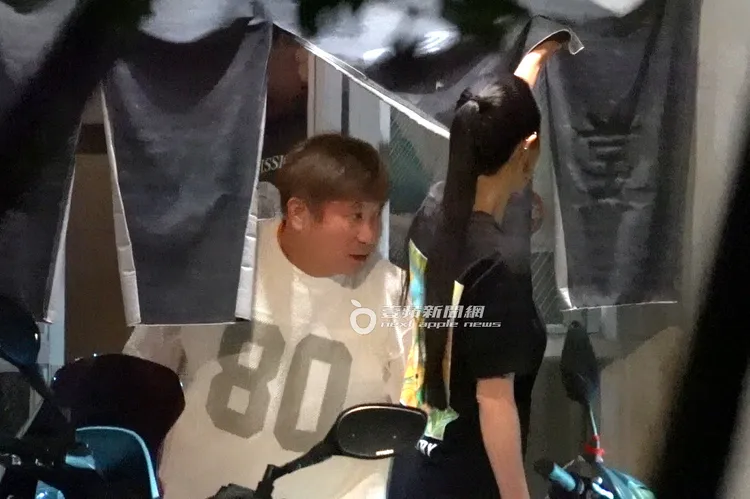 餐畢，胡瓜（左）由乾女兒香蜜拉帶離現場。特勤中心攝