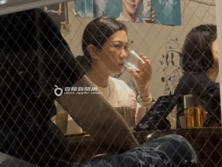 Summer一杯接一杯酒下肚。特勤中心攝