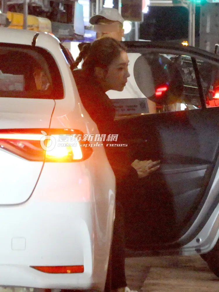 小禎頭髮紥起高馬尾辮子頭，一身黑色裝扮，跟男性友人走下計程車。特勤中心攝