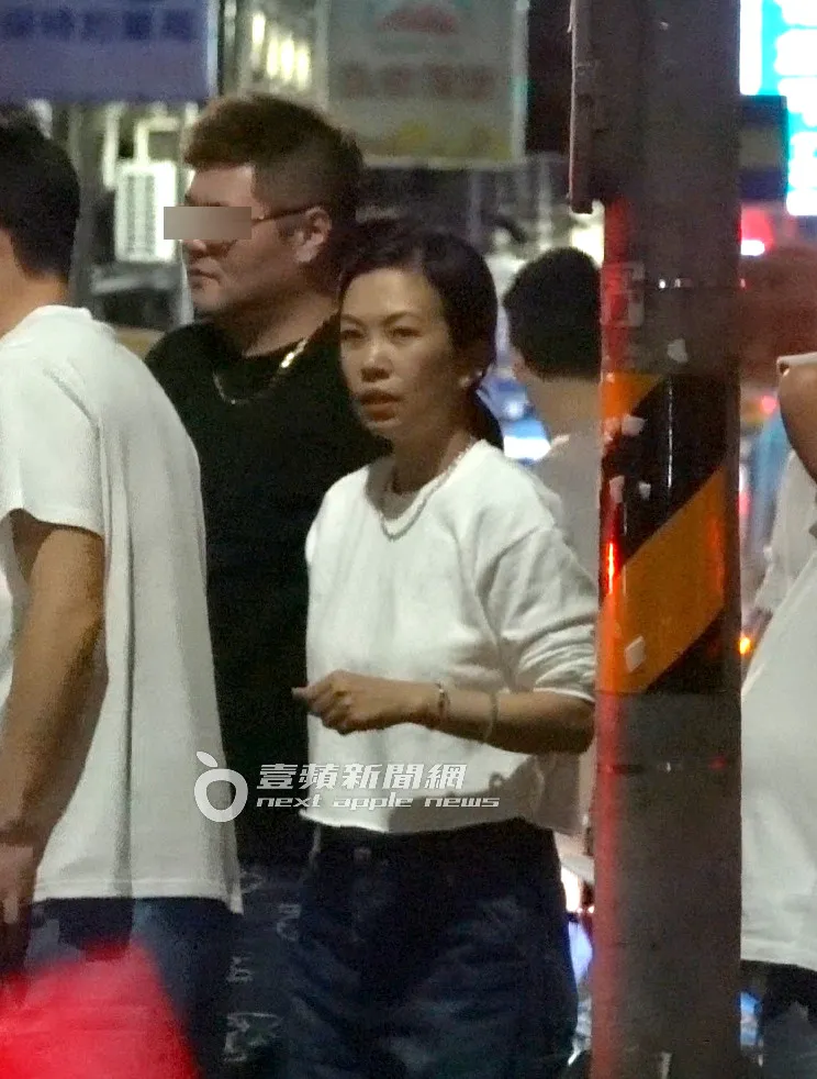 Summer和三五好友在路旁等車。特勤中心攝