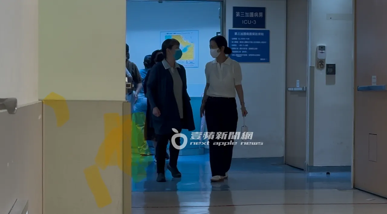 接著,Summer(右)也從加護病房走出,身旁陪著一位護理人員。特勤中心攝
