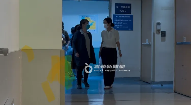 接著，Summer（右）也從加護病房走出，身旁陪著一位護理人員。特勤中心攝