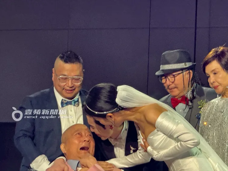 去年婚禮，蕭敬騰夫妻彎低身子，與坐在輪椅上的林光寧對話。資料照片