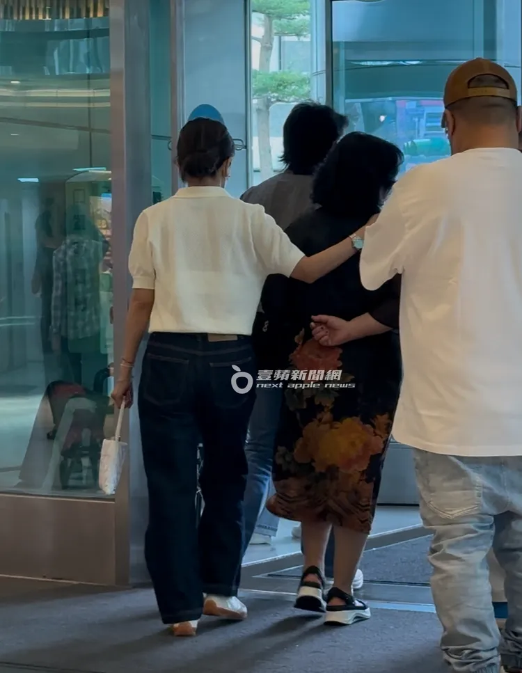 Summer（左）也攬著蕭媽的肩膀，一同走出醫院。特勤中心攝