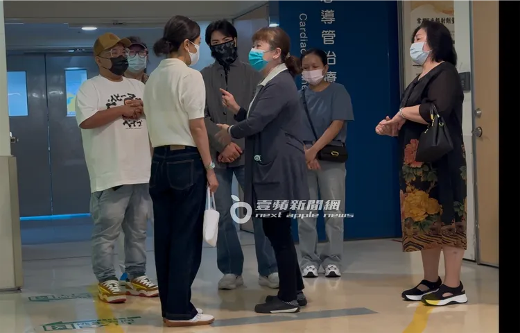 Summer弟弟（左起）、蕭爸、Summer、蕭敬騰及蕭媽從加護病房離開。特勤中心攝