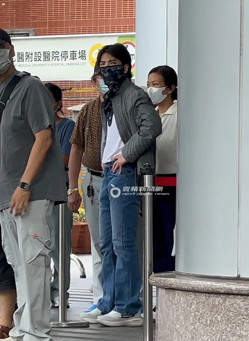 等車時,蕭敬騰(中)雙手插腰,望著遠方看似心事重重。特勤中心攝