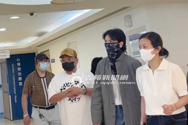 蕭敬騰（右二）神情憔悴，為岳父林光寧操碎了心。特勤中心攝