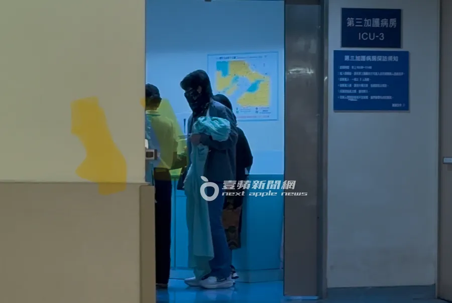 蕭敬騰以布巾代替口罩,脫下隔離衣後先從加護病房走出。特勤中心攝