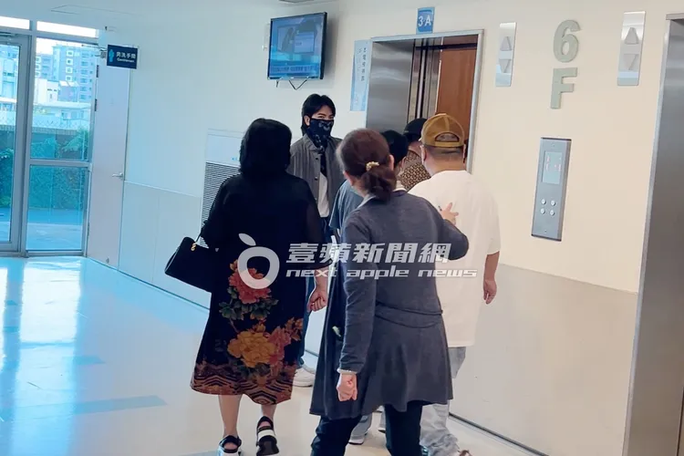 蕭敬騰把電梯門按住，讓大家先進電梯。特勤中心攝