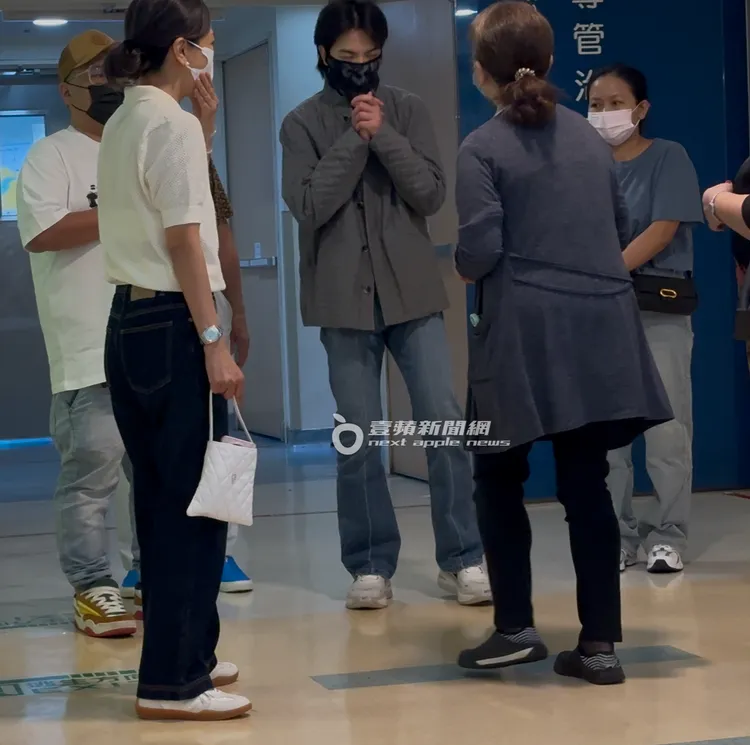 離開前，蕭敬騰（中）雙手握緊，拜託護理人員幫忙好好照顧岳父林光寧。特勤中心攝