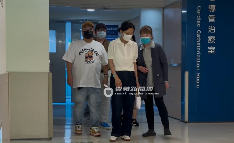 Summer弟弟（左起）和蕭敬騰爸媽，也到場關心林光寧病情，Summer仔細與醫護溝通。特勤中心攝