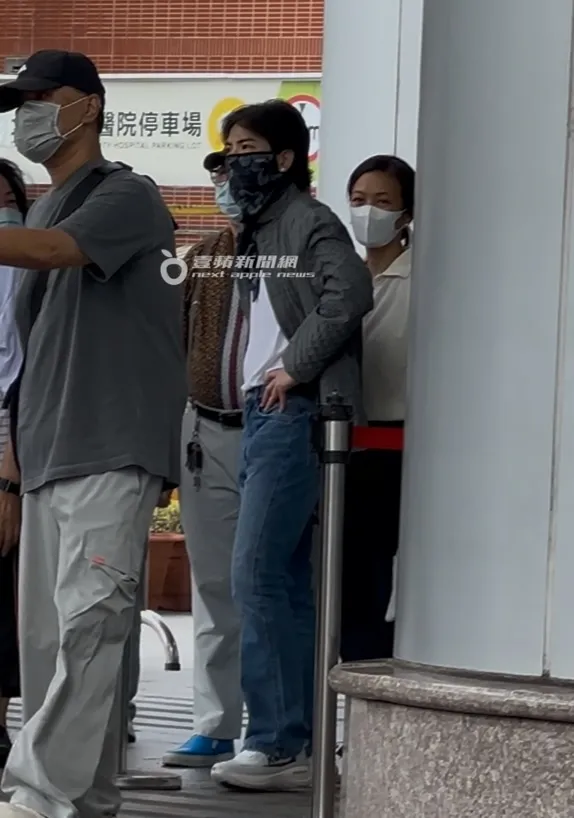 一行人在醫療大樓一樓等車。特勤中心攝