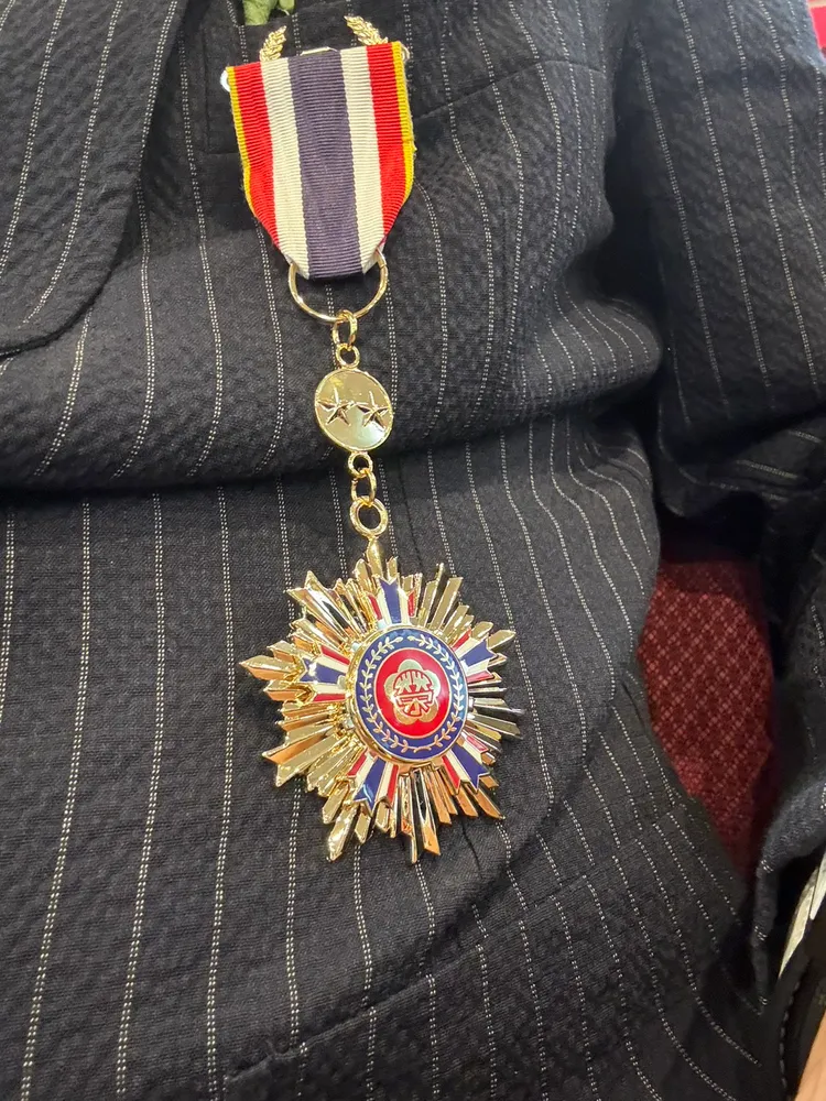 愛爾麗集團總裁常如山獲贈二等榮光獎章。讀者提供