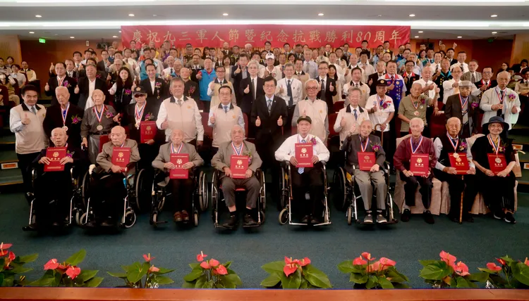 為紀念抗戰勝利80週年暨九三軍人節慶祝活動，國軍退除役官兵輔導委員會，今天在大禮堂舉行獎章頒贈典禮，由主委嚴德發主持頒贈典禮。讀者提供