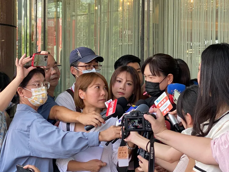 在台中新光三越服務25年的櫃姐表示，停業期間到處飄泊，沒有家的感覺、很辛苦。莊偉祺攝