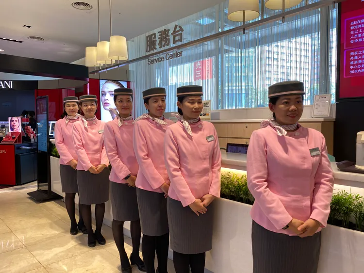 一早迎賓人員準備迎客。莊偉祺攝