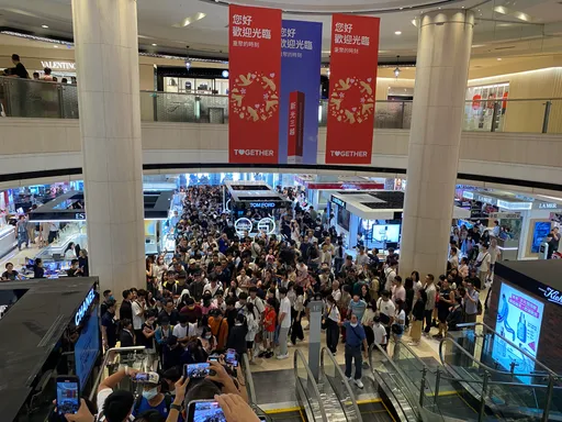 台中新光三越今回歸!一早湧入上百人 櫃姐泣:到處飄泊很辛苦