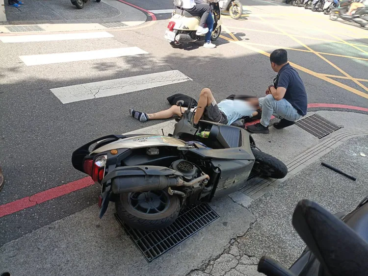 簡嫌跳上民眾機車企圖奪車逃逸，反遭制止，電擊棒掉在一旁。翻攝畫面